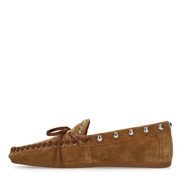 Chaussures bateau en daim avec clous - marron