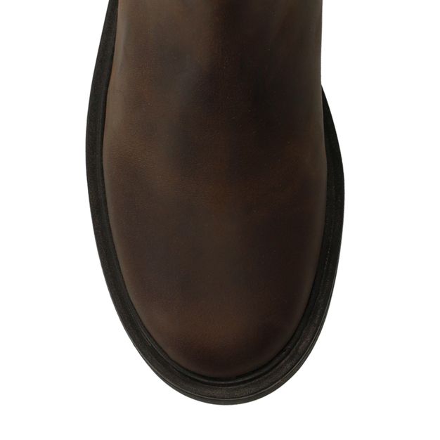 Braune Lederstiefel mit weitem Schaft