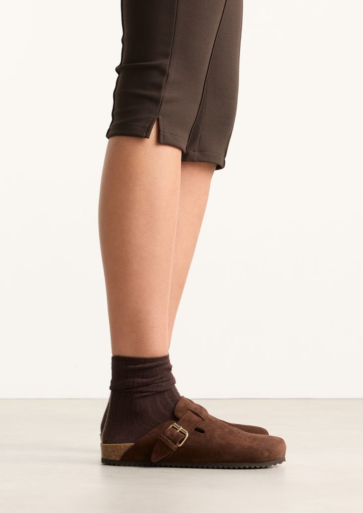 Braune Veloursleder-Clogs mit Schnalle