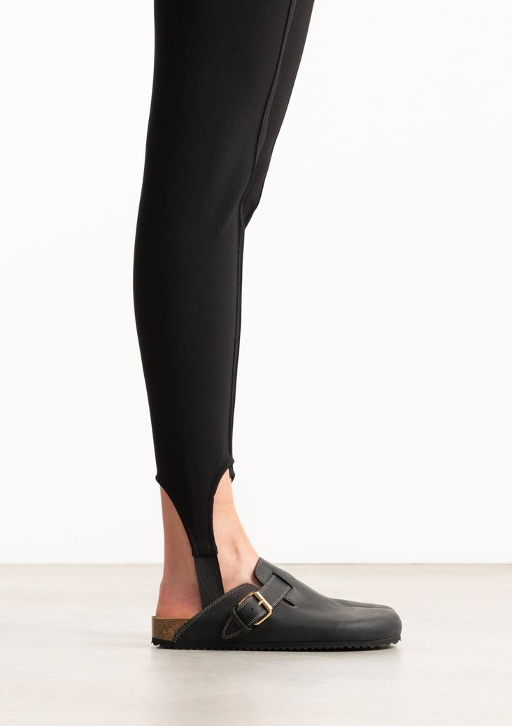 Schwarze Leder-Clogs mit Schnalle