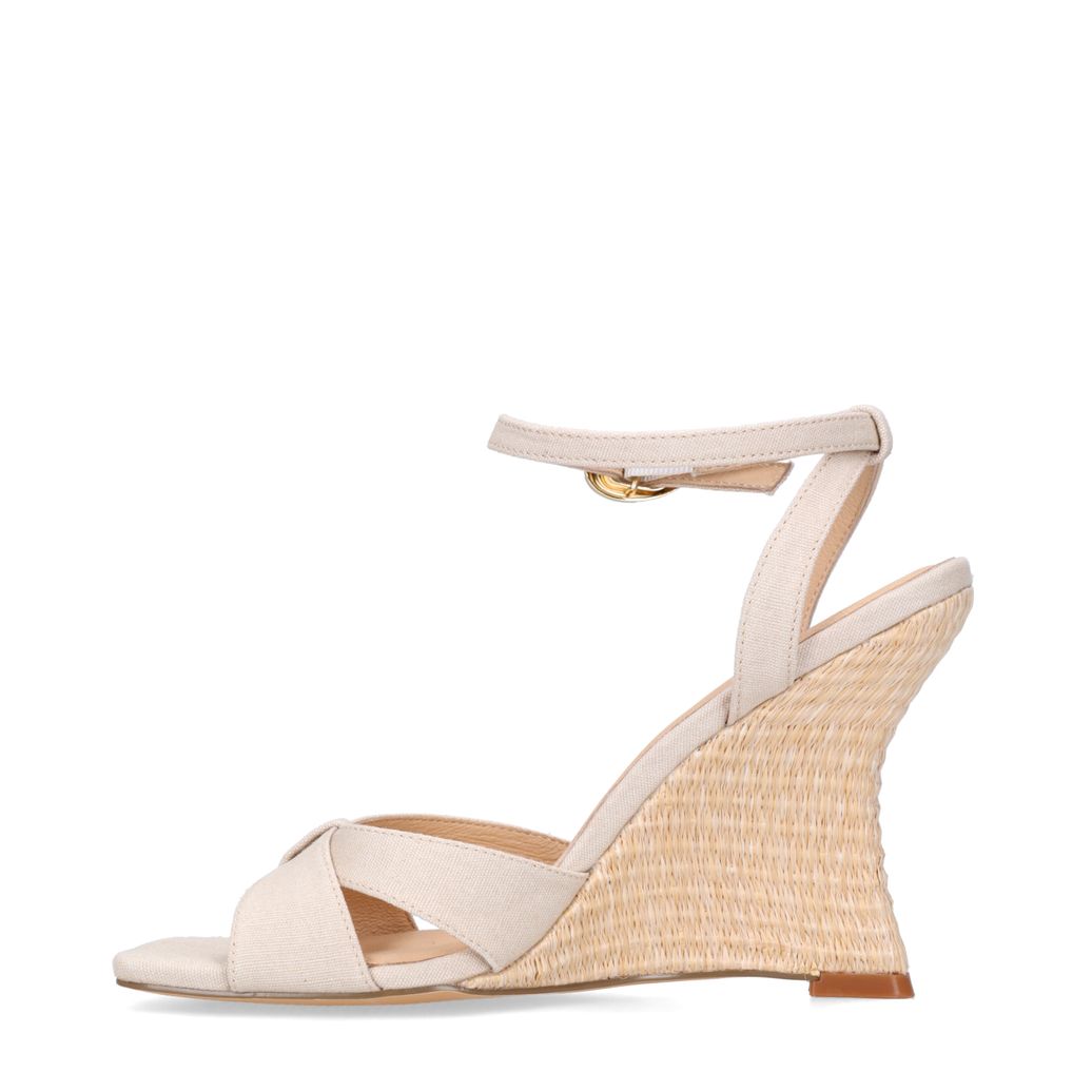 Beige sleehak sandalen