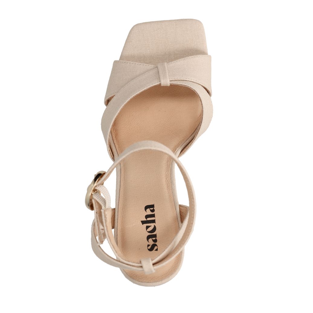 Beige sleehak sandalen