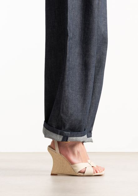 Beige sleehak sandalen