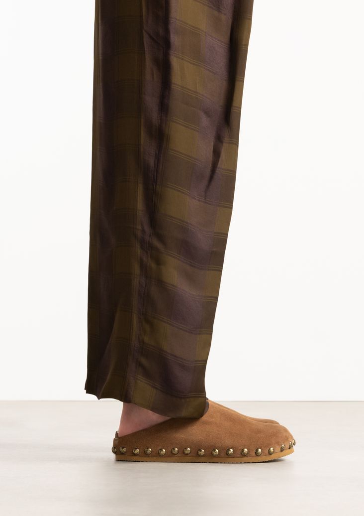 Taupe suède clogs met studs