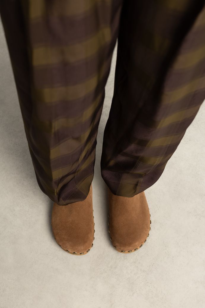 Taupe suède clogs met studs