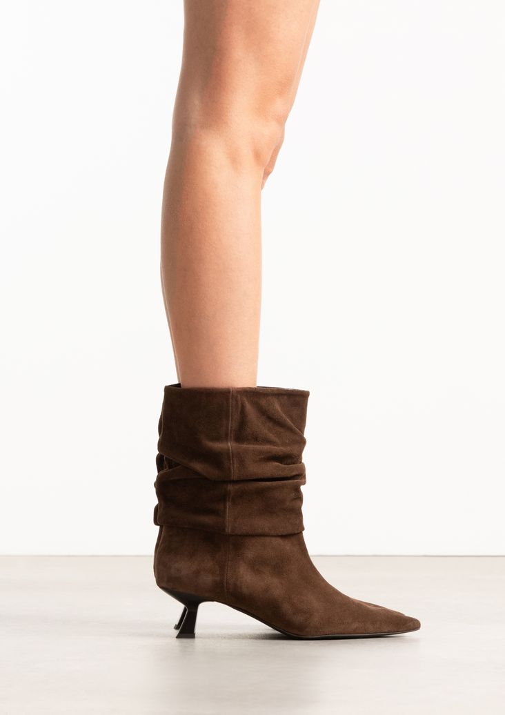Braune Veloursleder-Stiefeletten mit Absatz