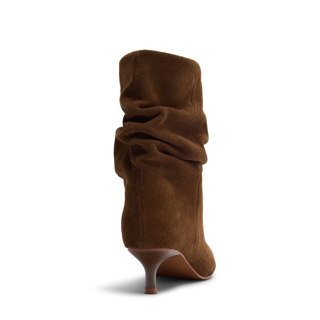 Cognacfarbene Slouchy Boots aus Veloursleder mit Absatz