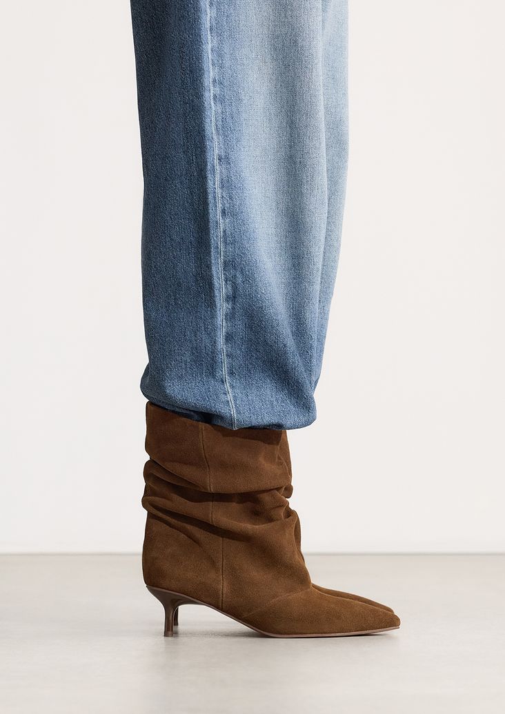 Cognacfarbene Slouchy Boots aus Veloursleder mit Absatz