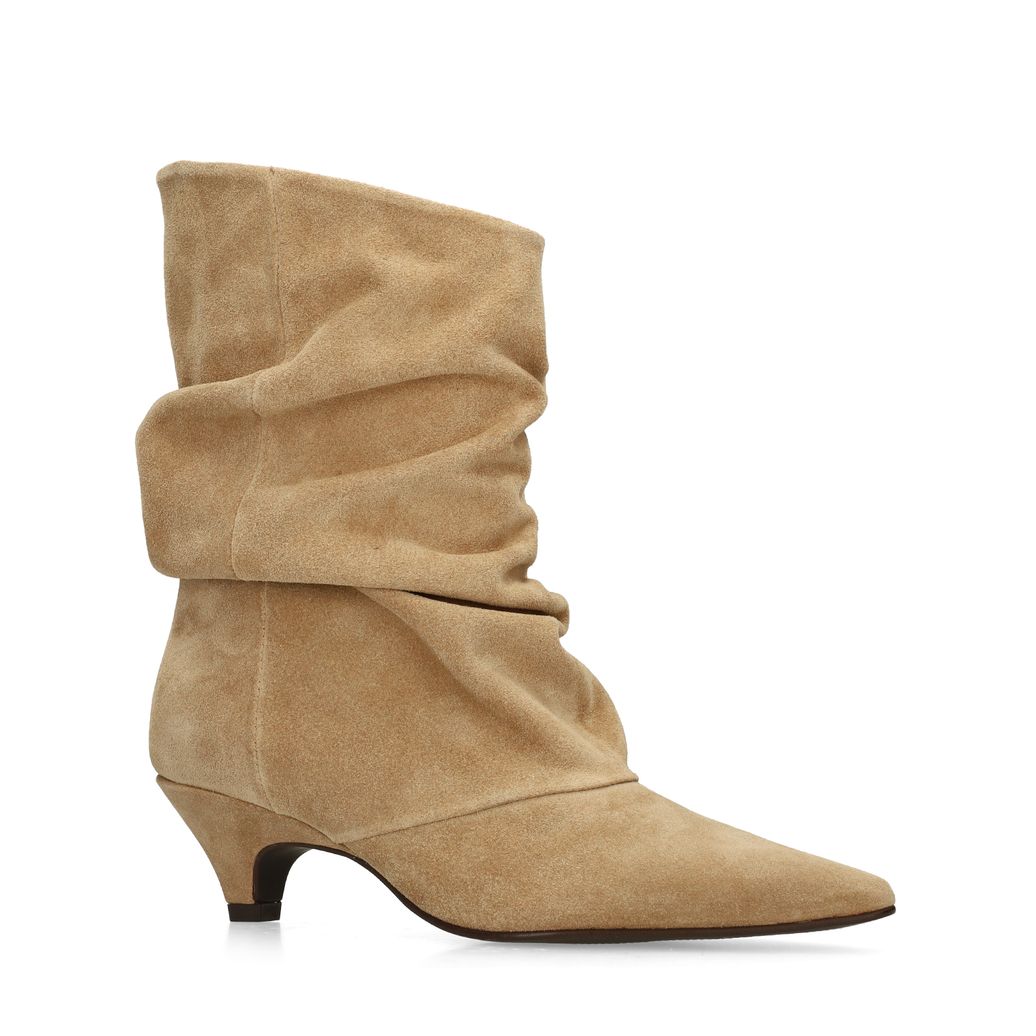 Beigefarbene slouchy Boots aus Veloursleder mit Absatz