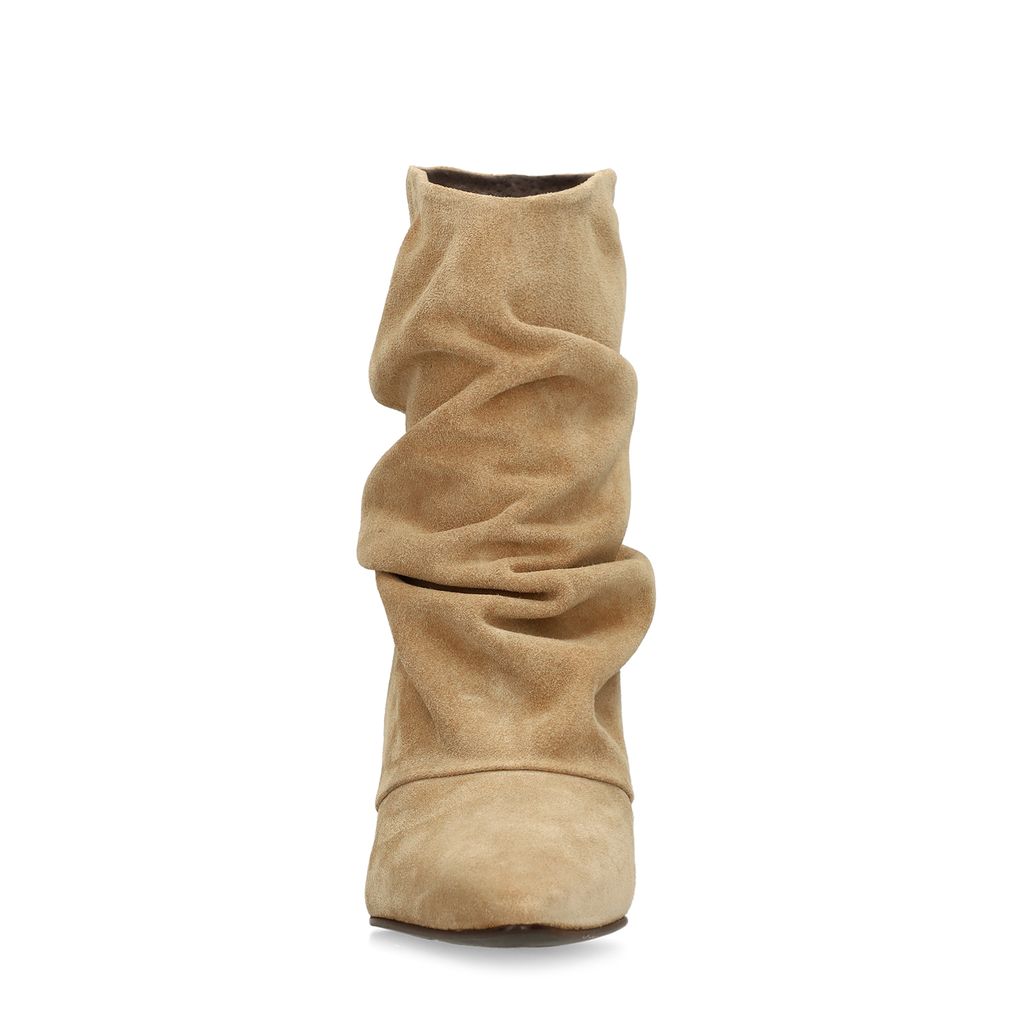 Beigefarbene slouchy Boots aus Veloursleder mit Absatz