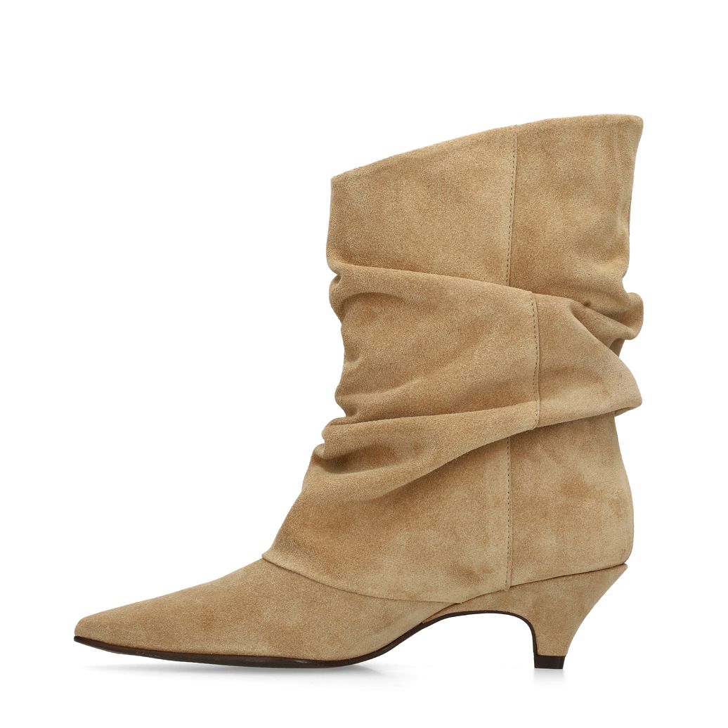 Beigefarbene slouchy Boots aus Veloursleder mit Absatz
