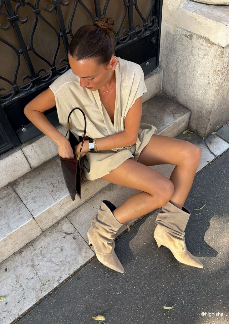 Beigefarbene slouchy Boots aus Veloursleder mit Absatz