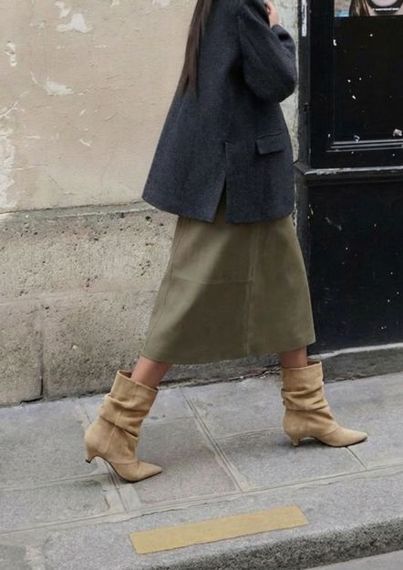 Beigefarbene slouchy Boots aus Veloursleder mit Absatz