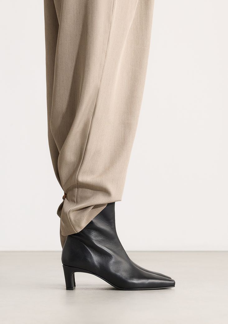 Schwarze Lederstiefeletten mit Absatz