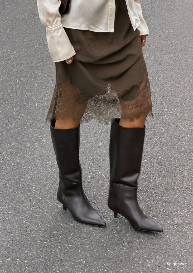 Bottes hautes en cuir avec petit talon - marron foncé