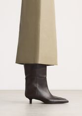 Dunkelbraune Lederstiefel mit Kitten Heel