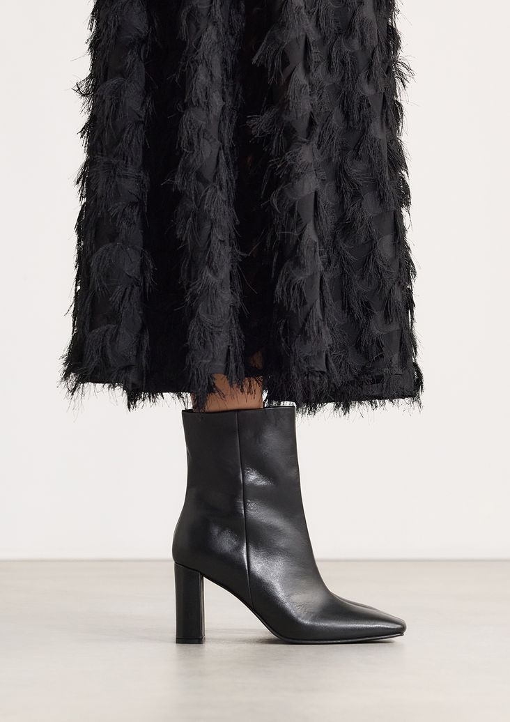 Schwarze Lederstiefeletten mit Absatz