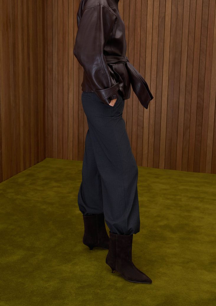Dunkelbraune Veloursleder-Stiefeletten mit Kitten Heel