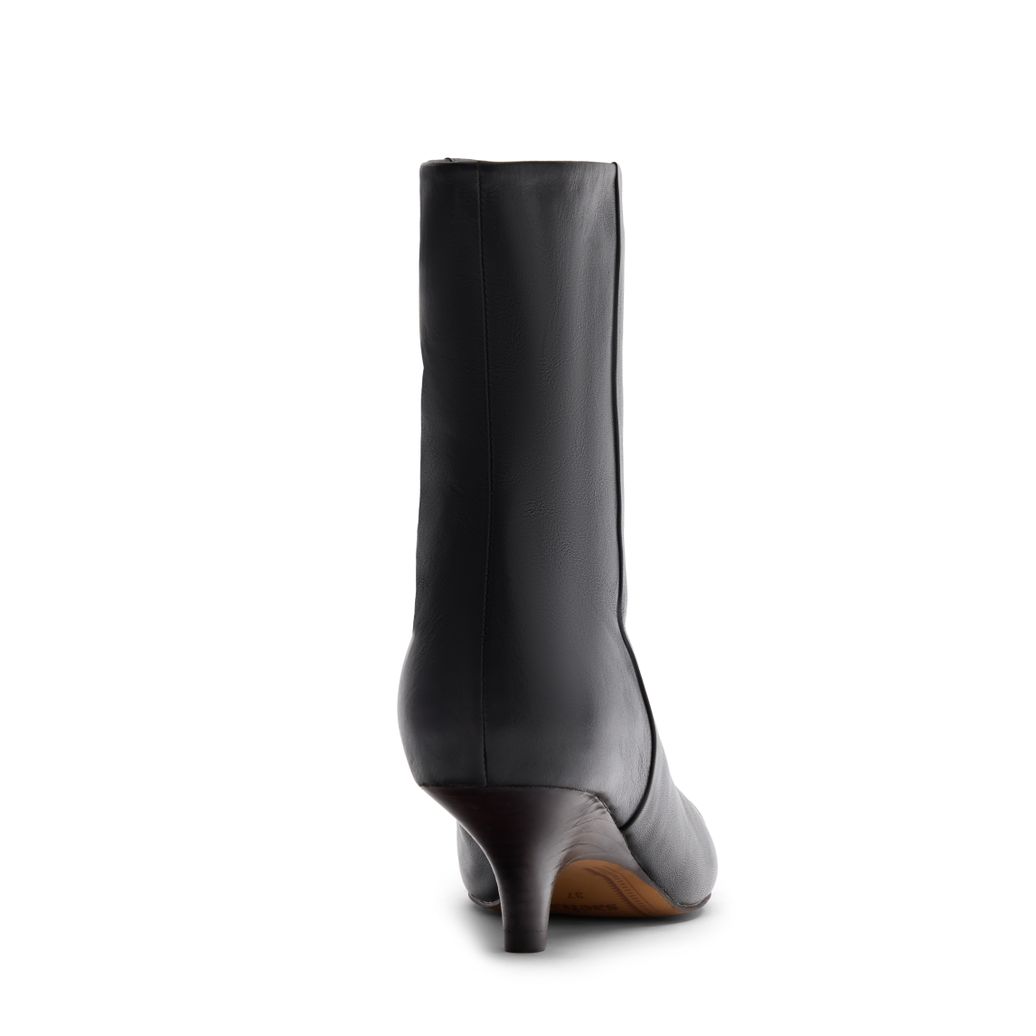 Schwarze Lederstiefeletten mit Kitten Heel