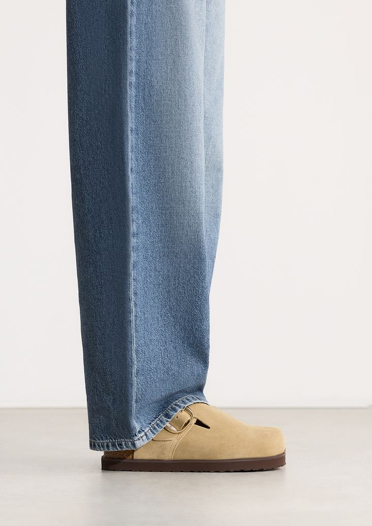 Taupefarbene Veloursleder-Clogs mit Schnalle