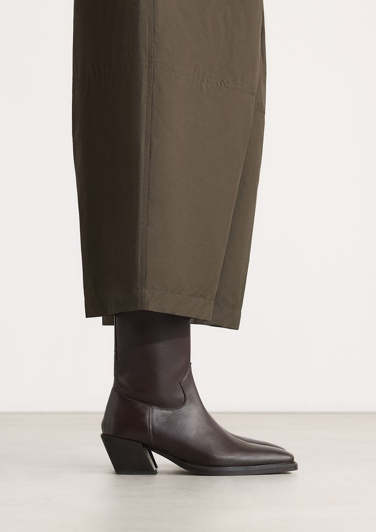 Dunkelbraune Lederstiefeletten mit Absatz