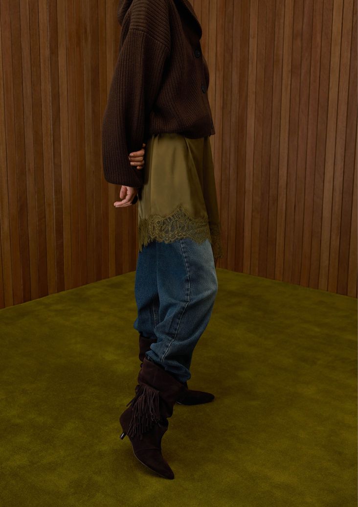 Dunkelbraune Slouchy Boots aus Veloursleder mit Fransen