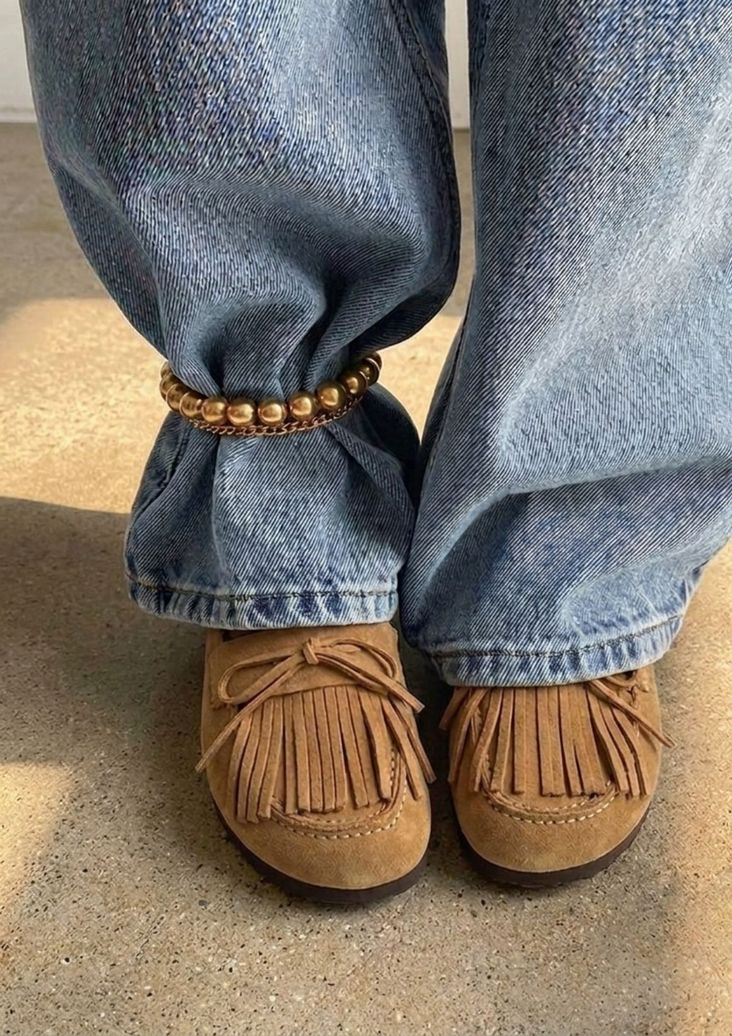 Taupefarbene Veloursleder-Clogs mit Fransen