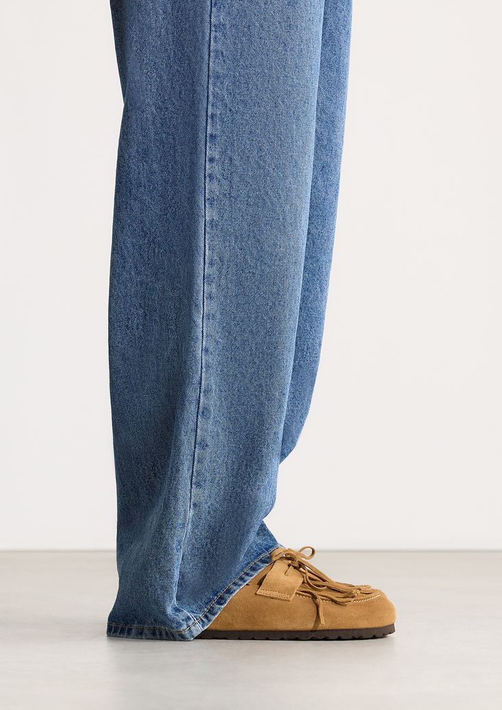 Taupe suède clogs met franjes