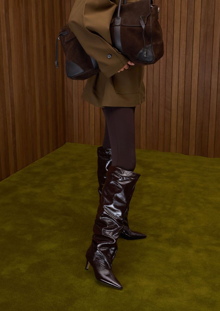 Dunkelbraune Stiefel aus Lackleder