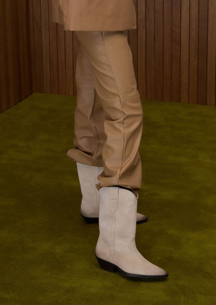 Beigefarbene Cowboystiefeletten