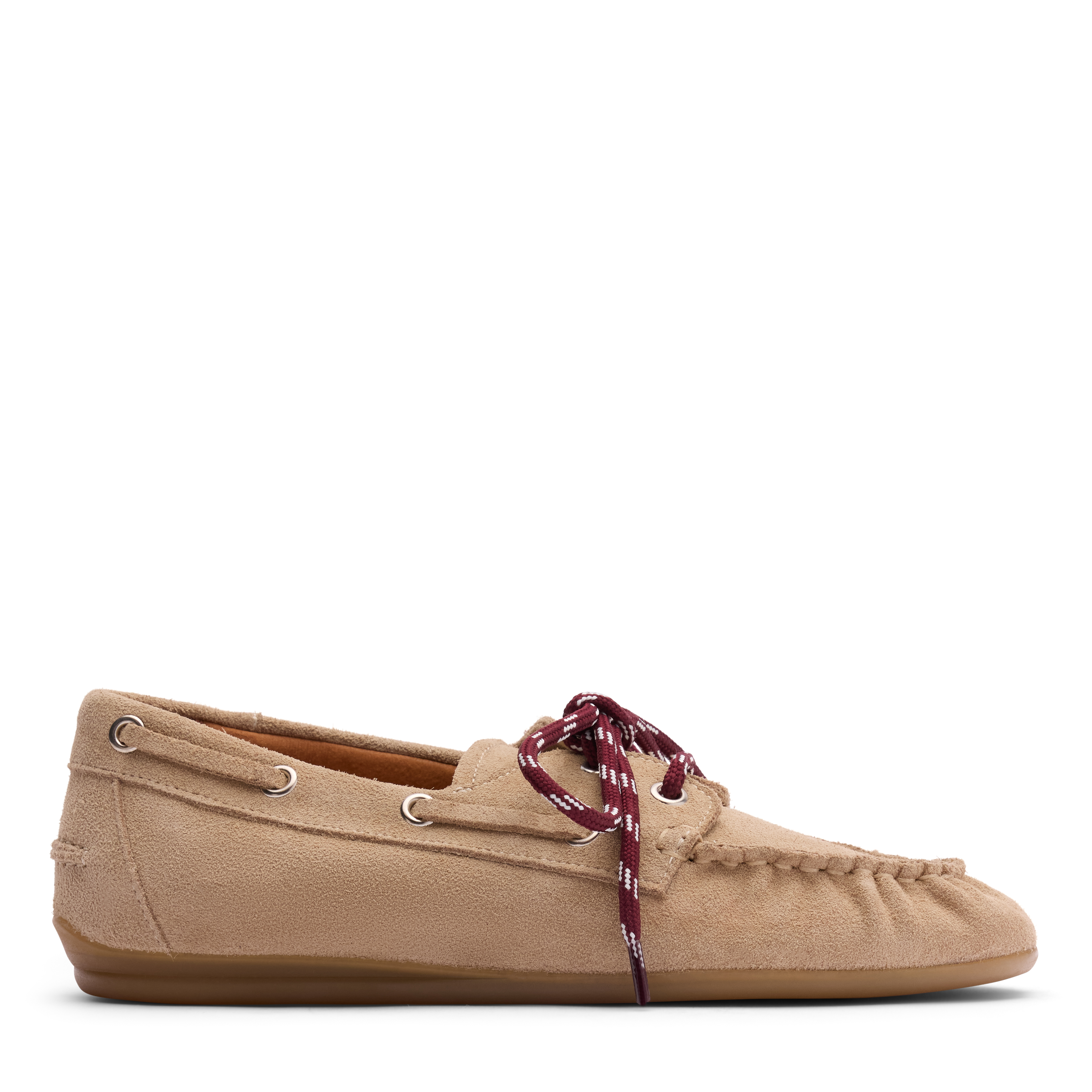 Chaussures bateau en daim beige à lacets rouges
