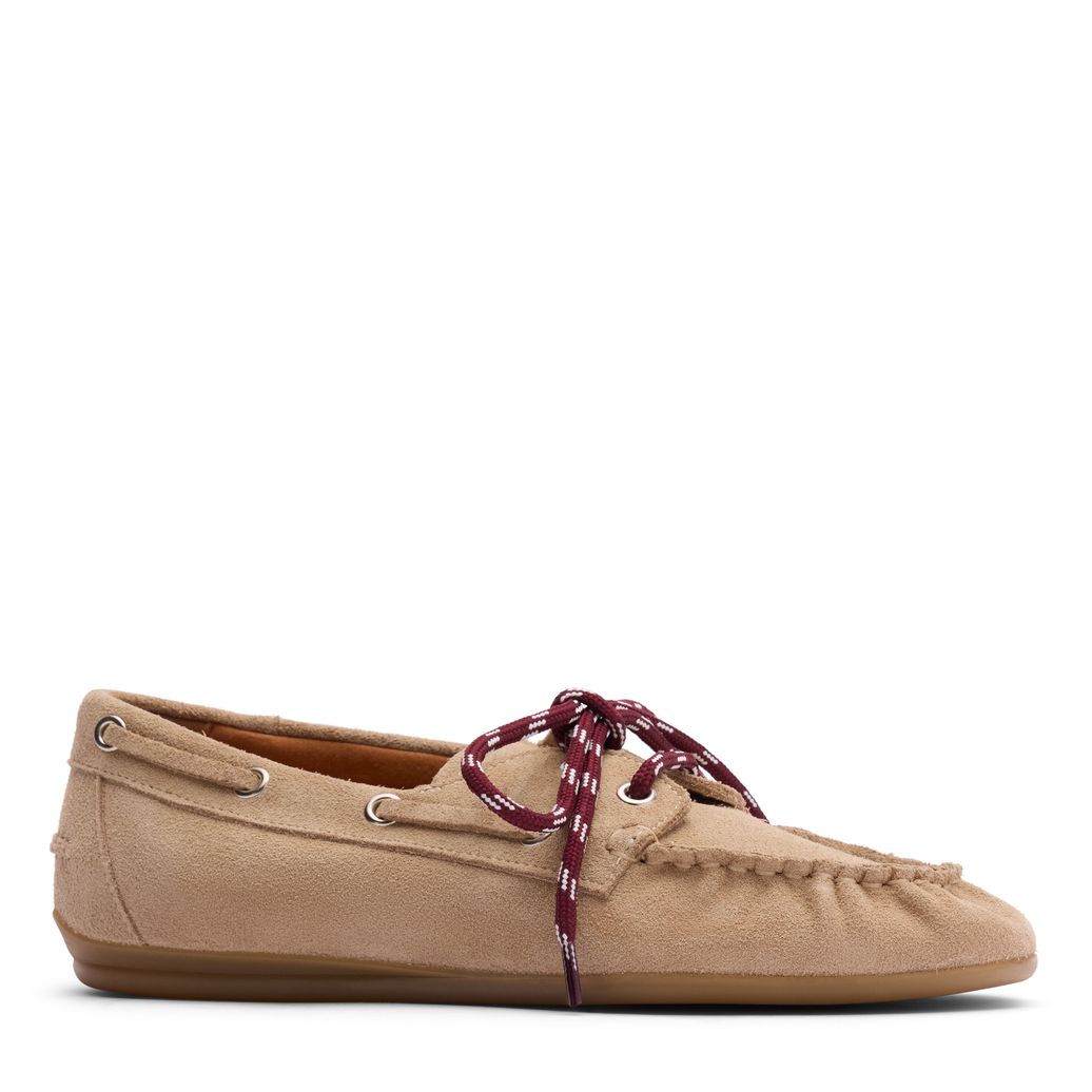 Chaussures bateau en daim beige à lacets rouges