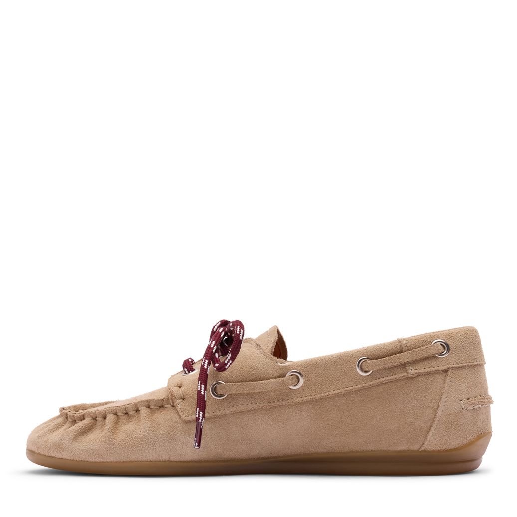Chaussures bateau en daim beige à lacets rouges