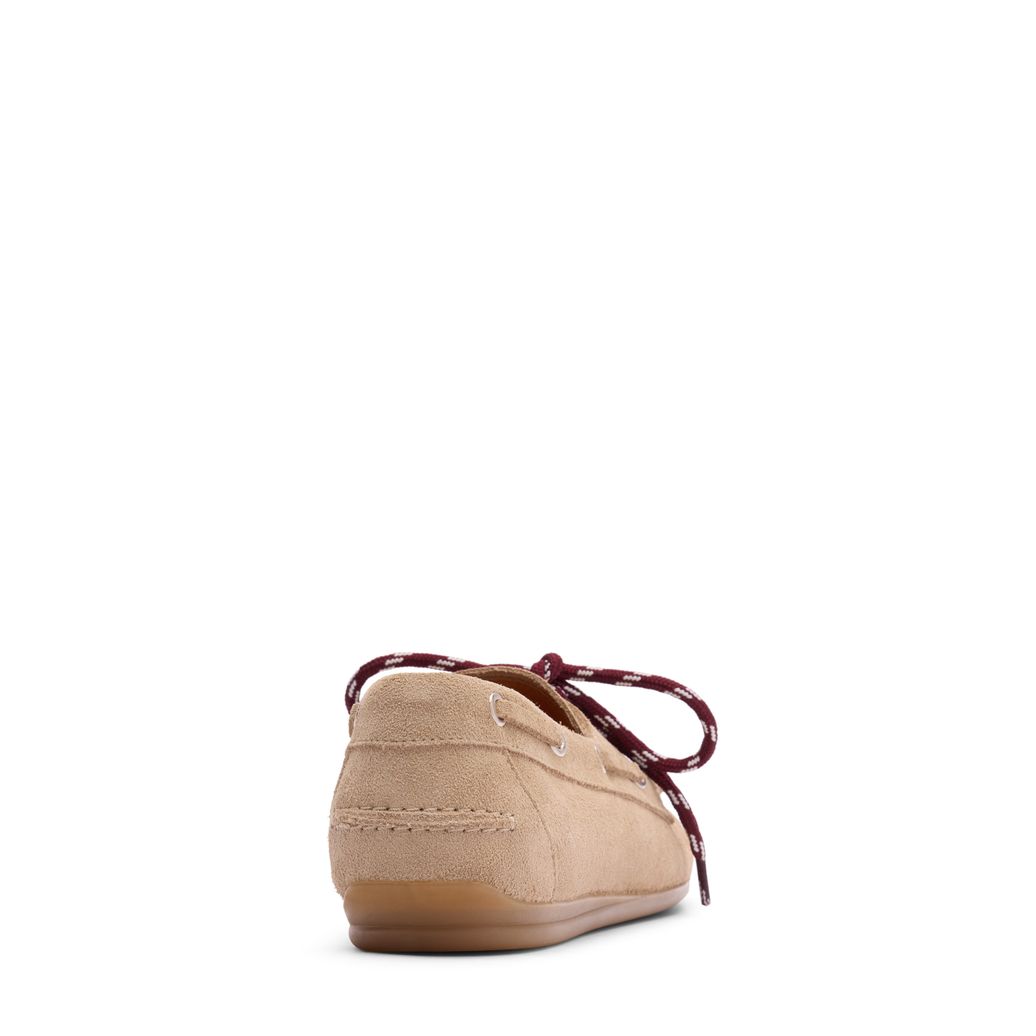 Chaussures bateau en daim beige à lacets rouges