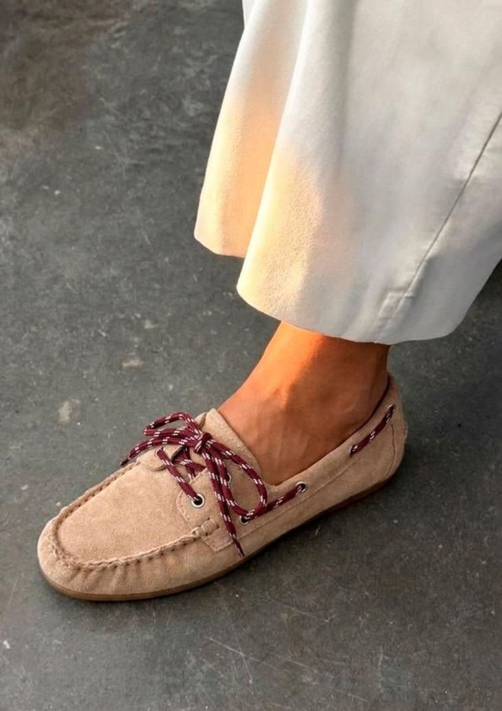 Chaussures bateau en daim beige à lacets rouges