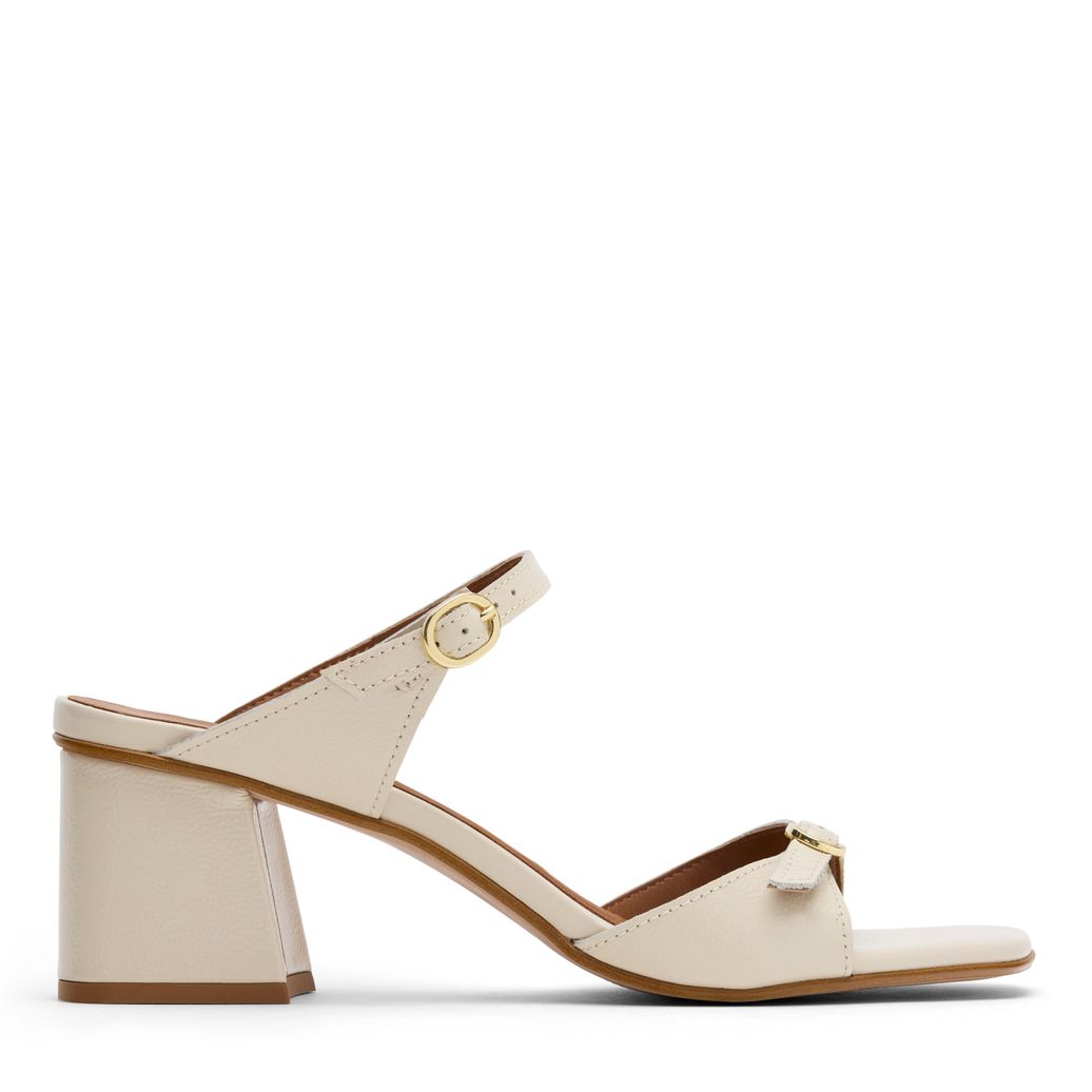 Sandales à talon en cuir verni off white