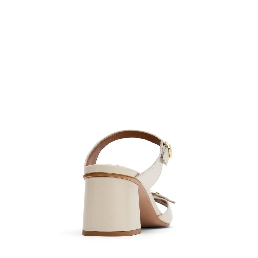 Sandales à talon en cuir verni off white